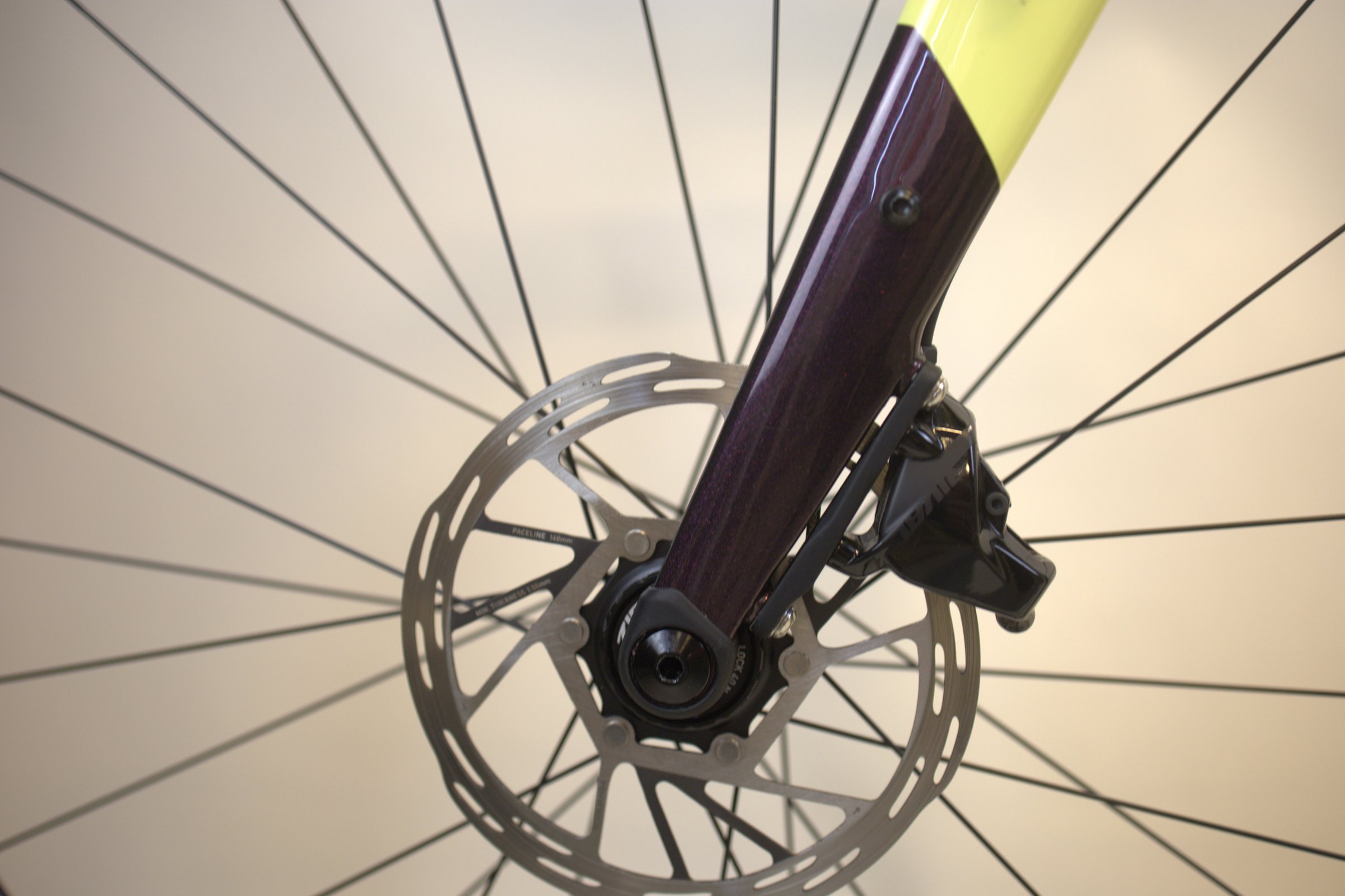 Gul Rocky Mountain Solo C70 nærbilde av bremsesystem.