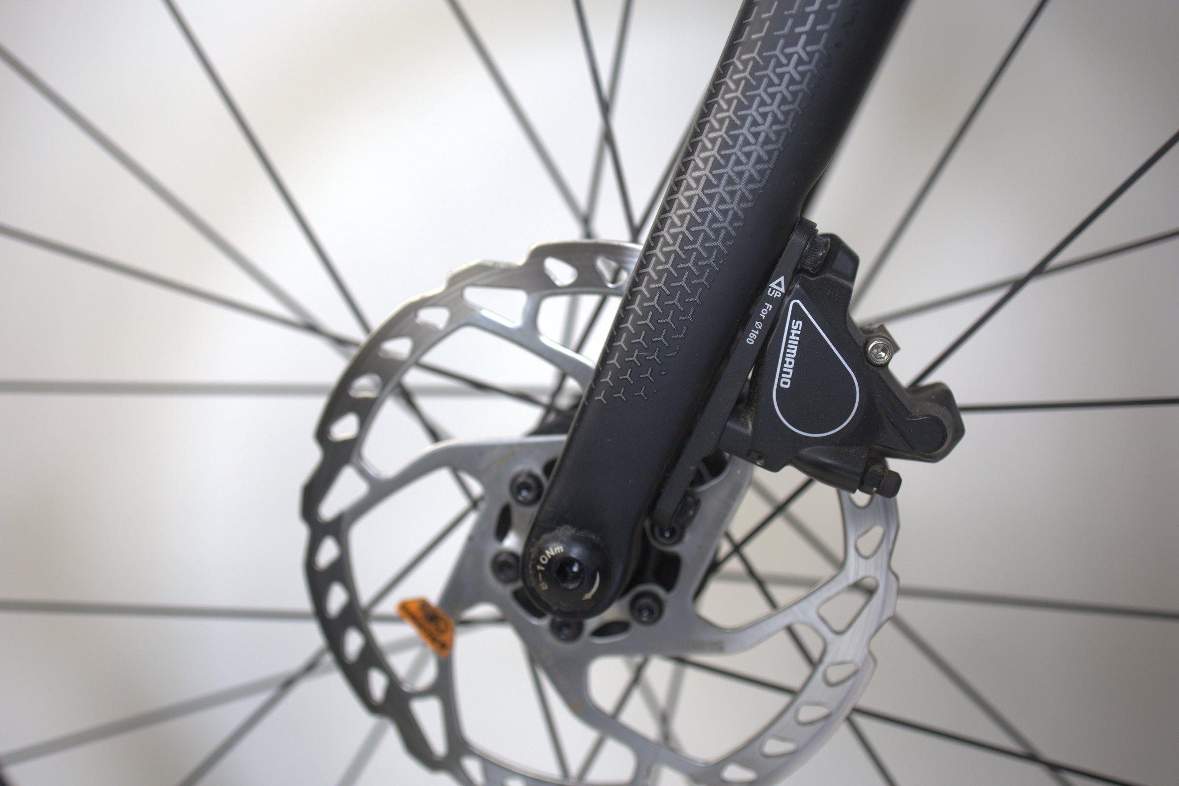 Svart Wilier TRIESTINA HYBRID Shimano 105 bremsesystemet nærbilde.