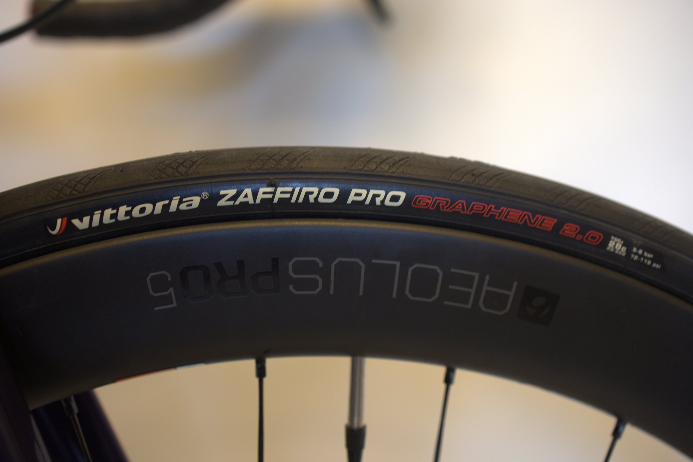NoName karbonramme med Bontrager hjulsett og shimano gir og skivebremser