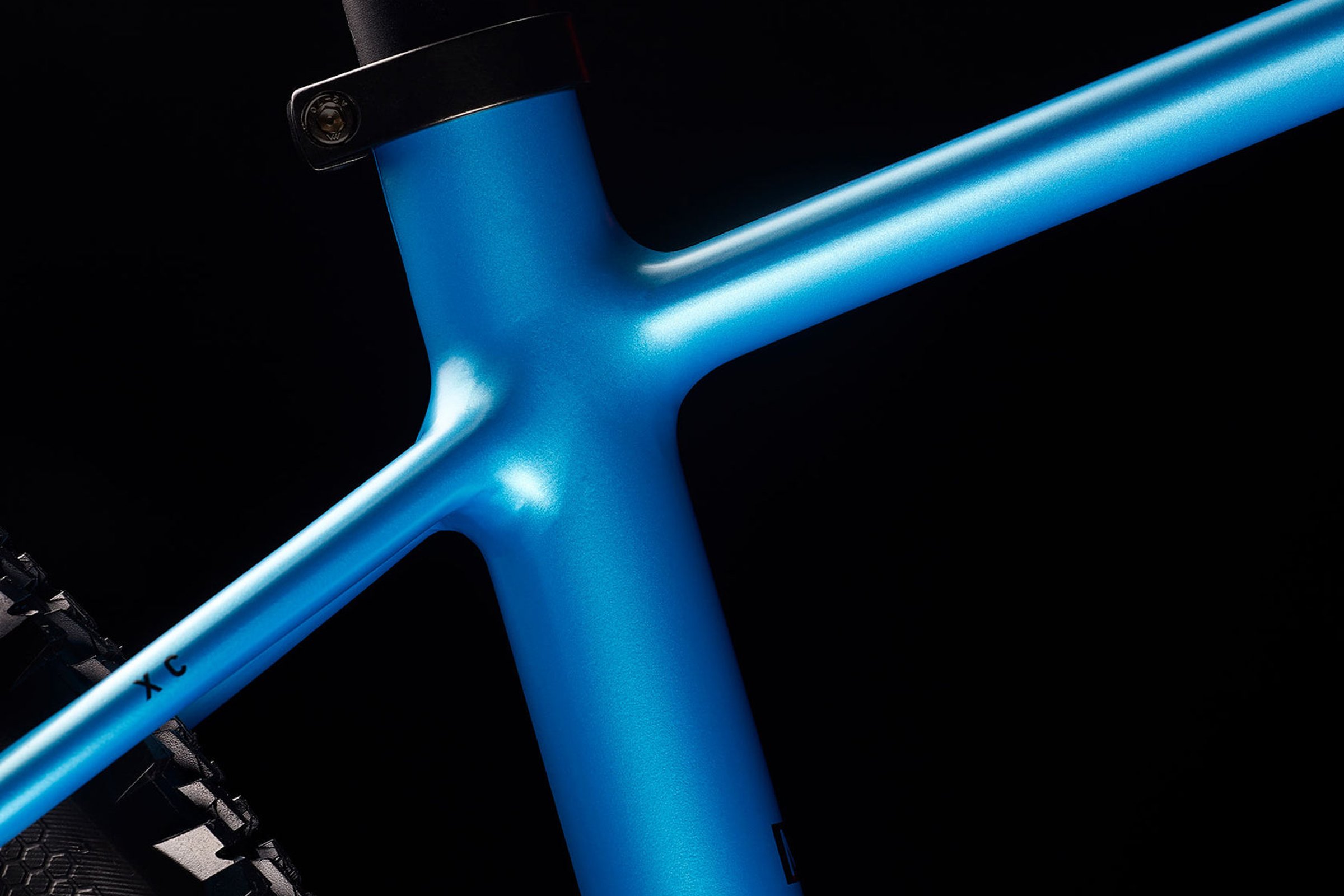 Blå MMR Zen 10 detalj av rammen i motlys.