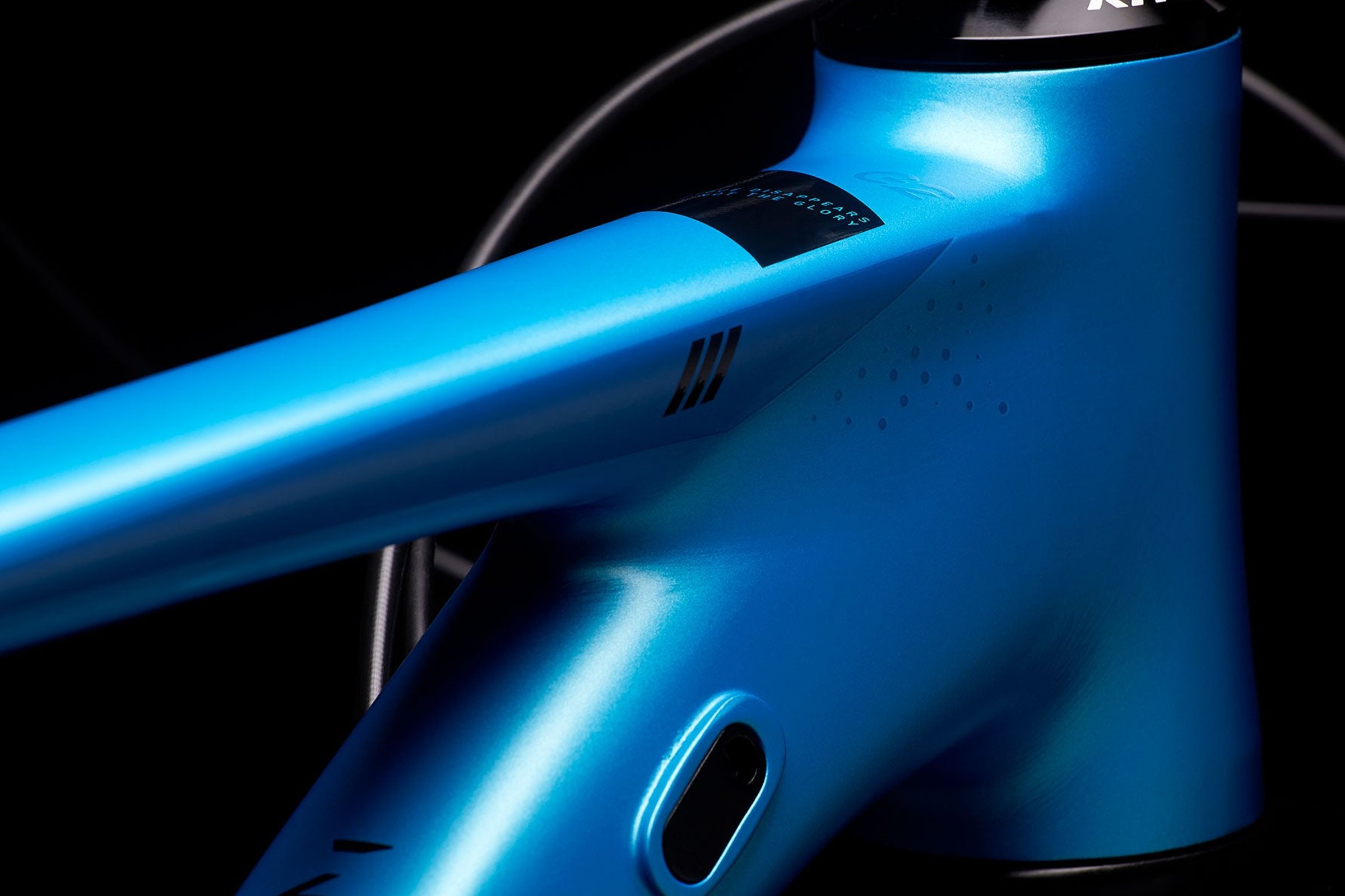 Blå MMR Zen 10 detalj av ramme og styrelager.