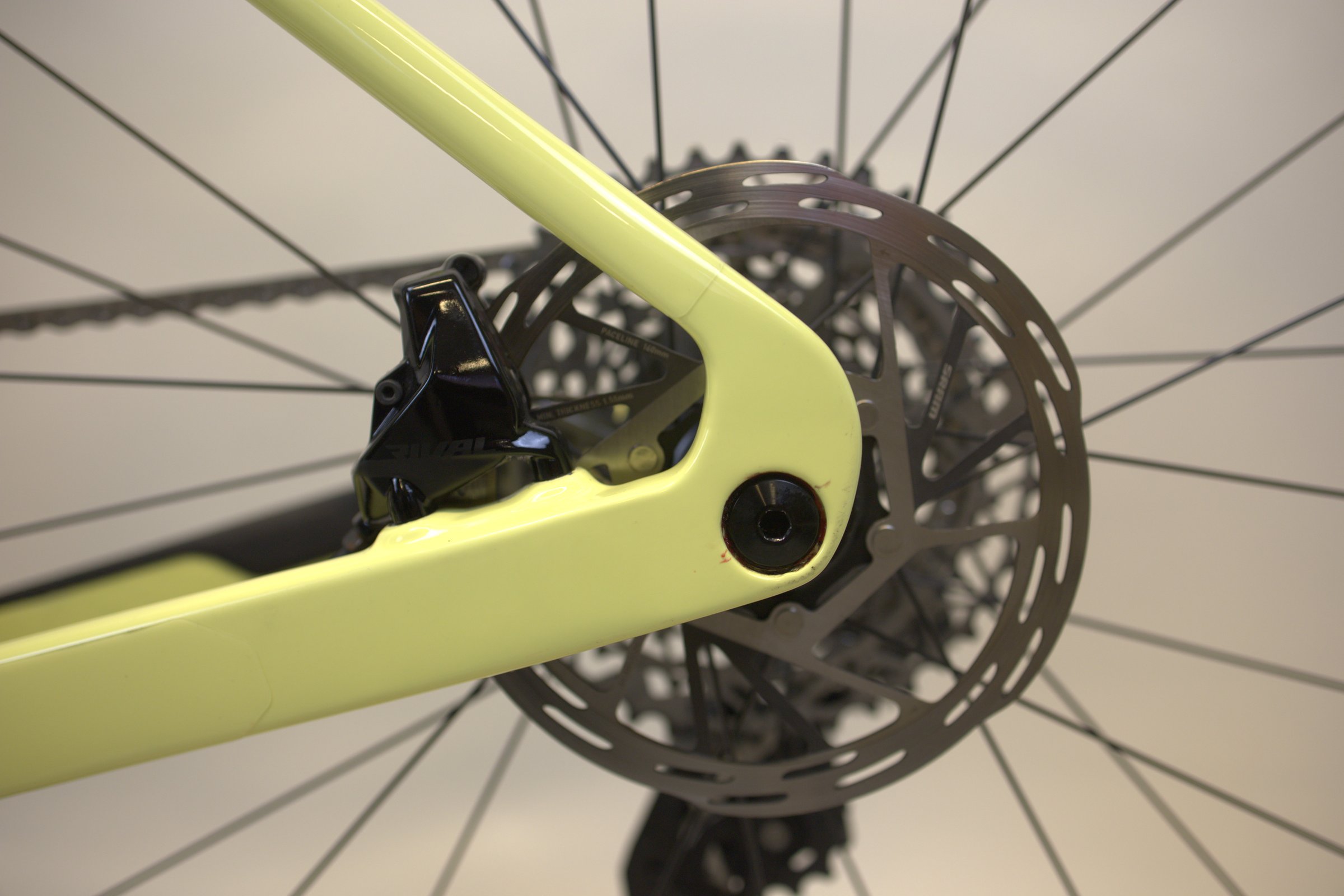 Lime Rocky Mountain Solo C70 fra siden med fokus på bakhjul og brems.