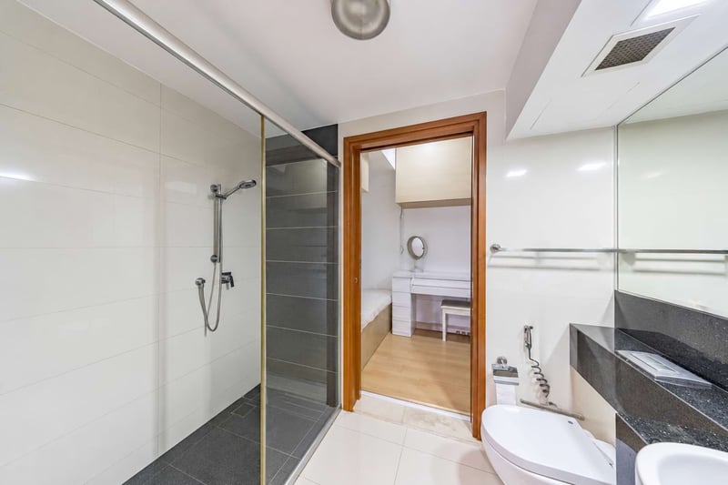 Alexis – Bathroom 1