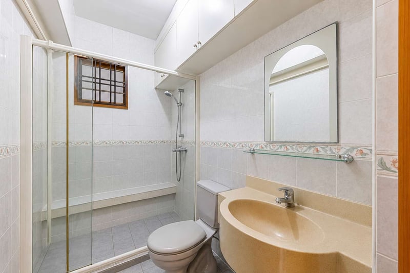 313A Anchorvale Road – Bathroom 1