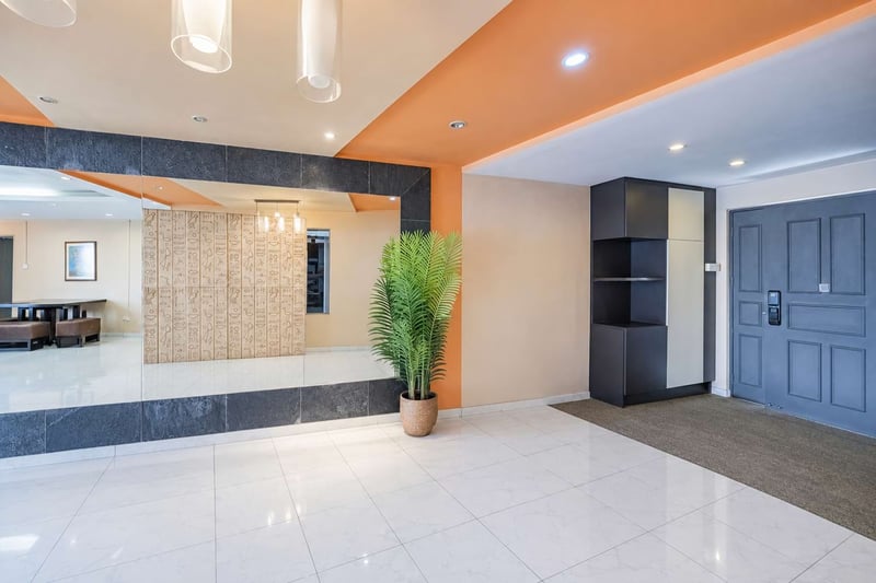 468A Admiralty Drive – Foyer 2