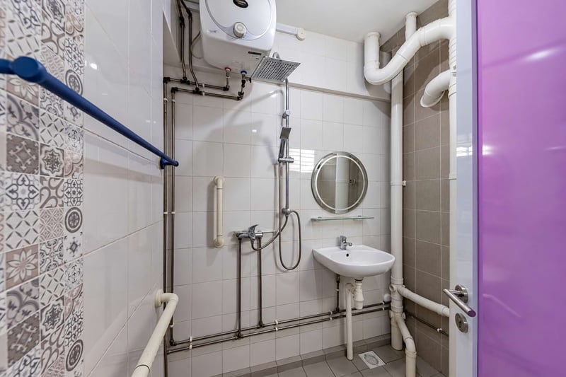 415 Eunos Road 5 – Bathroom 1