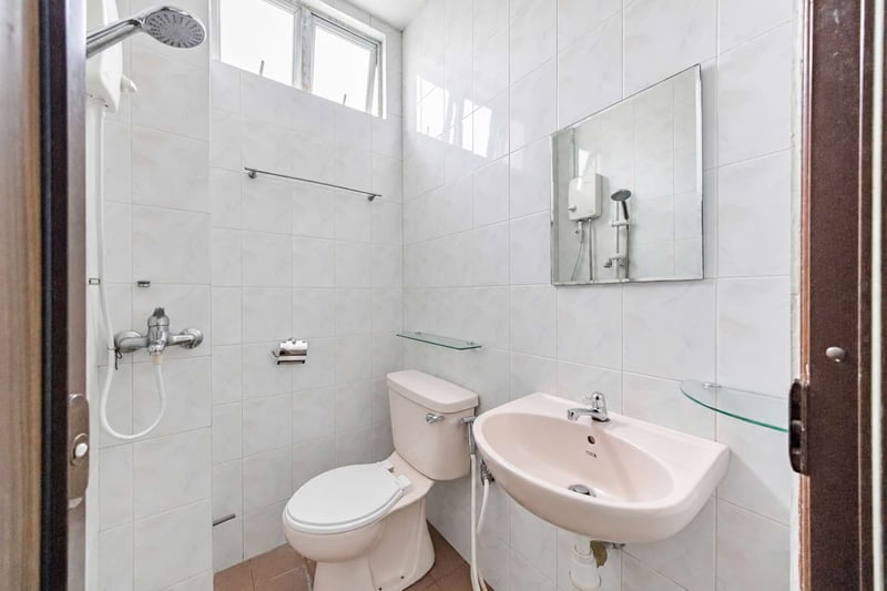 Jalan Kurnia – Master Bathroom 1