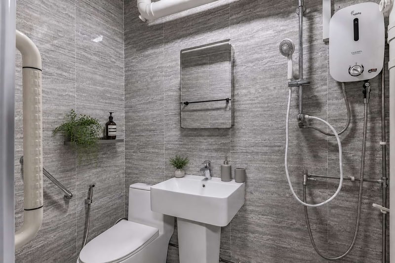 809 Woodlands Street 81 – Bathroom 2
