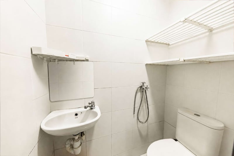 The Canopy – Bathroom 1