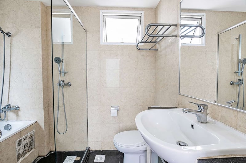 Papillon – Bathroom 1