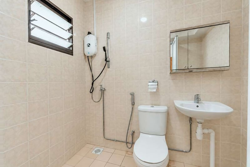 470 Sembawang Drive – Master Bathroom 1