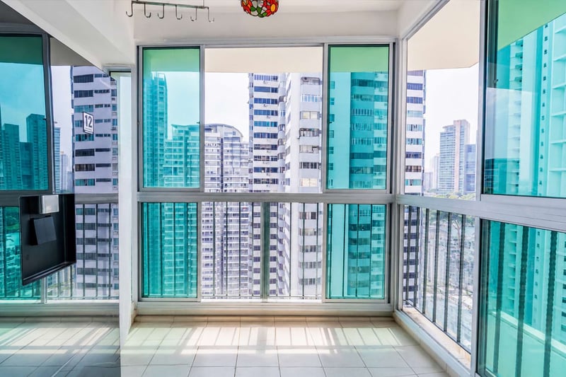 Papillon – Balcony 1