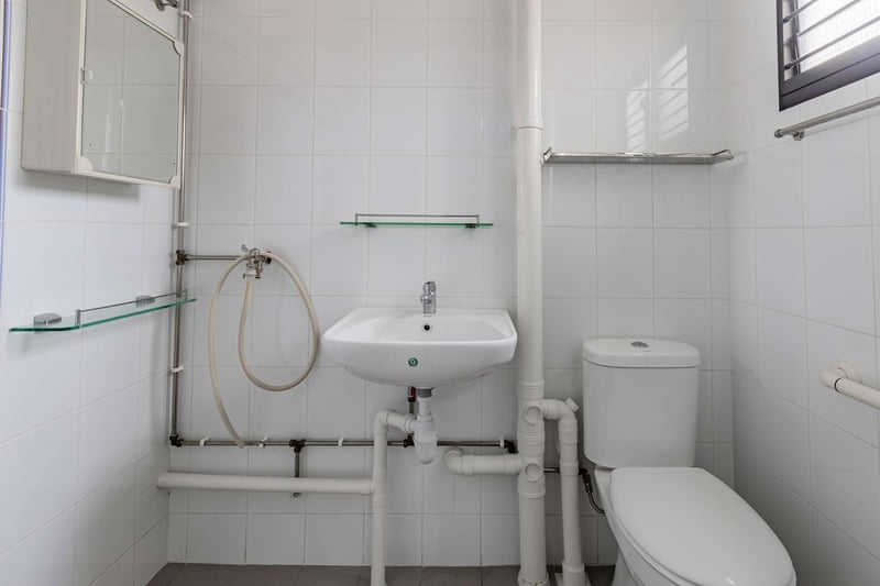 662 Yishun Avenue 4 – Bathroom 1