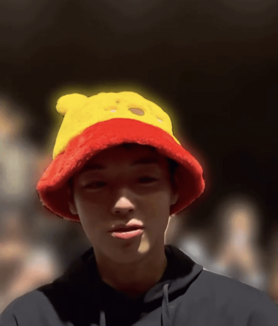 AKGUqy