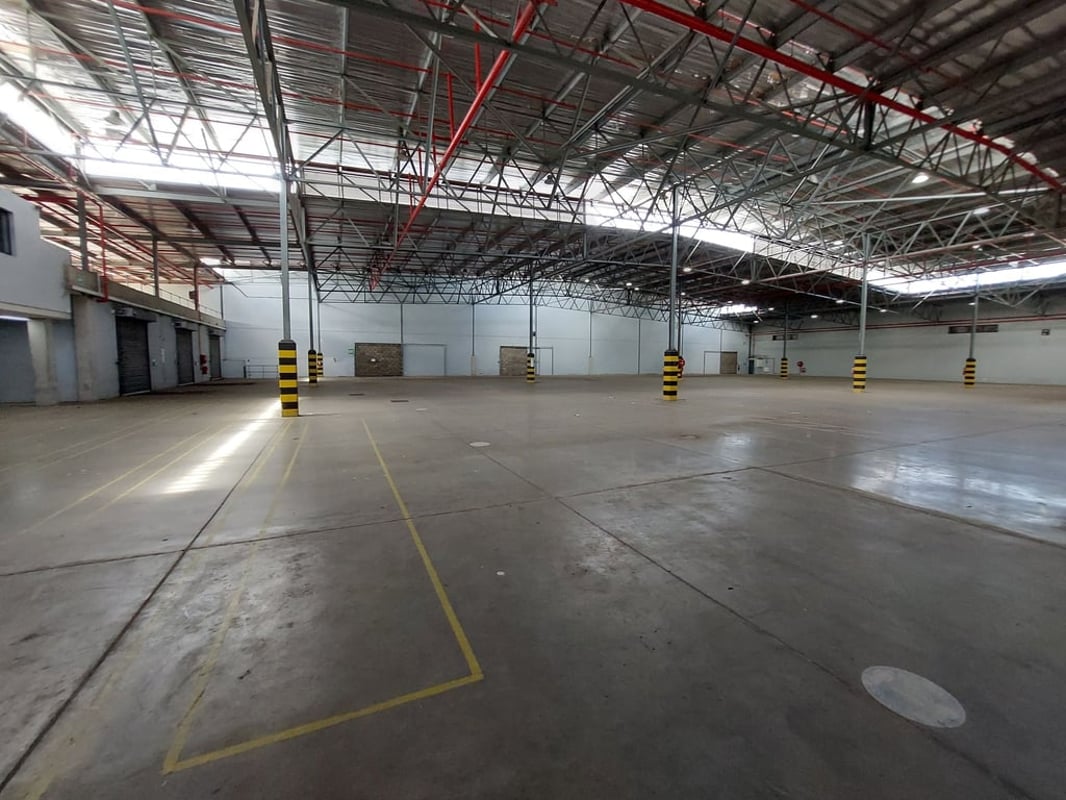 10 000m² Warehouse For Sale in Riverhorse Valley 