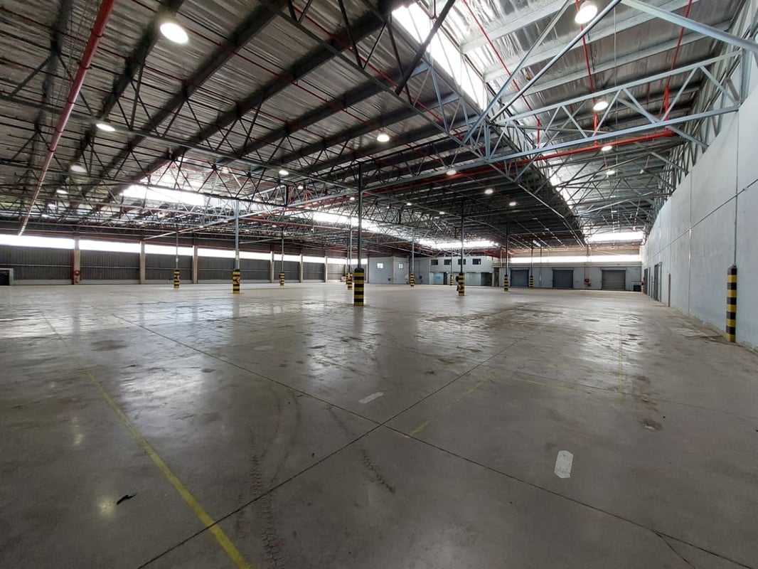 10 000m² Warehouse For Sale in Riverhorse Valley 