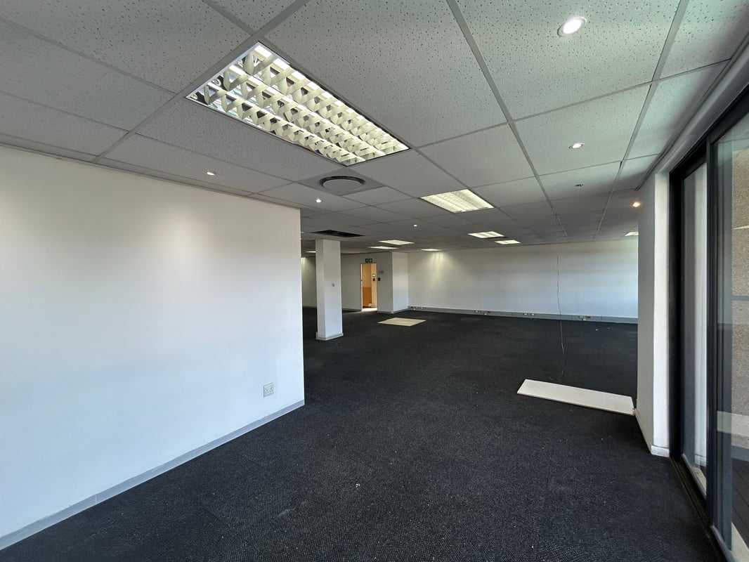 176m² Office To Let in Riverhorse Valley