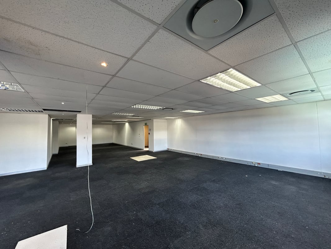 176m² Office To Let in Riverhorse Valley