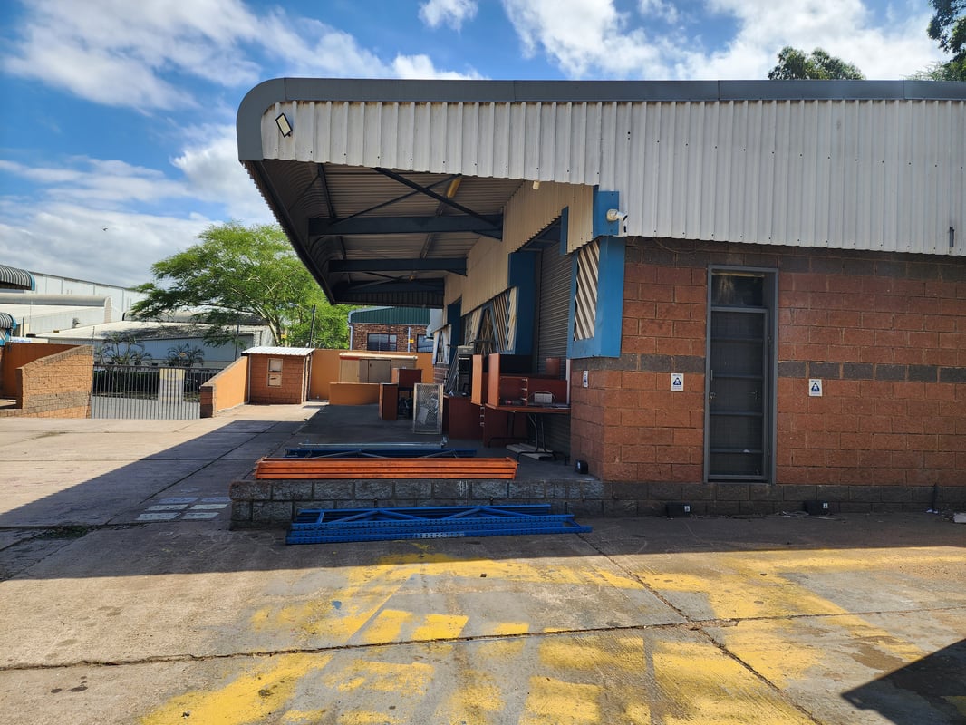 3 867m² Standalone Factory To Let in Glen Anil