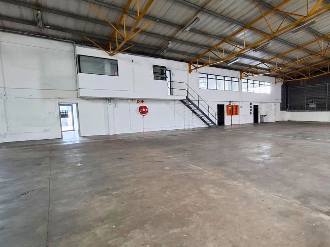 1616m² Warehouse For Lease in Red Hill