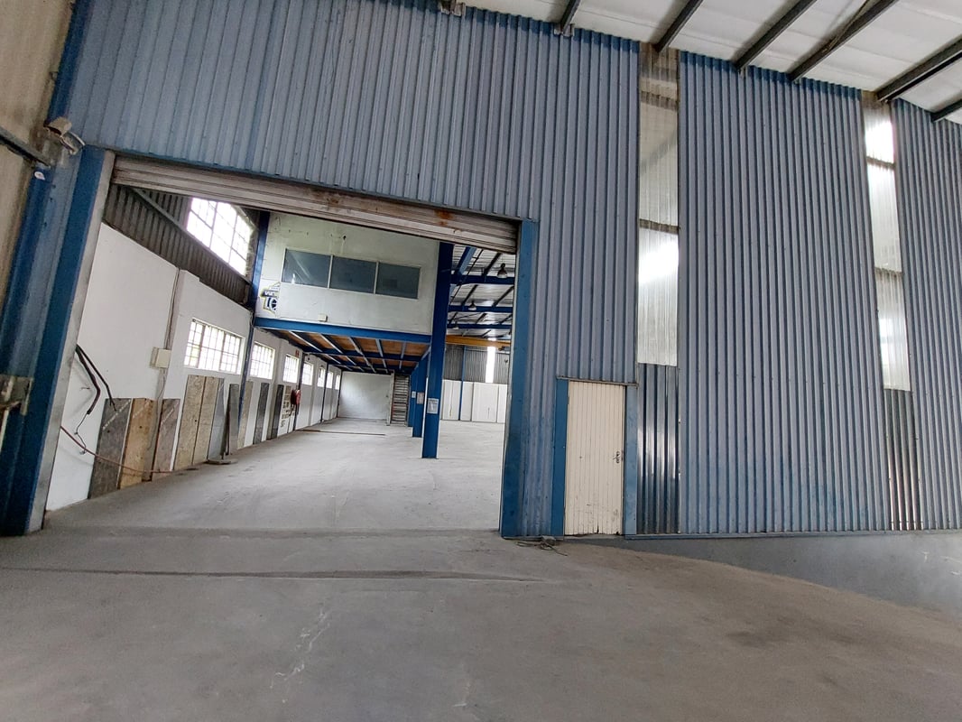 1 000m² Factory To Let in Redhill