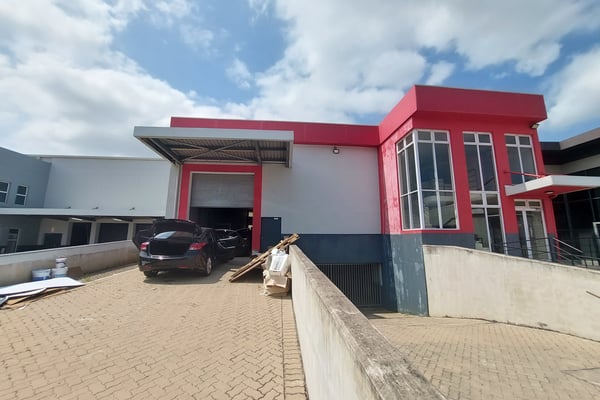 704m² Prime Warehouse To Let in Riverhorse Valley — image 3