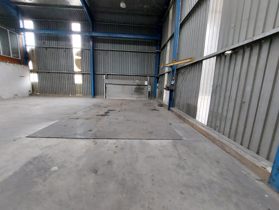1 000m² Factory To Let in Redhill