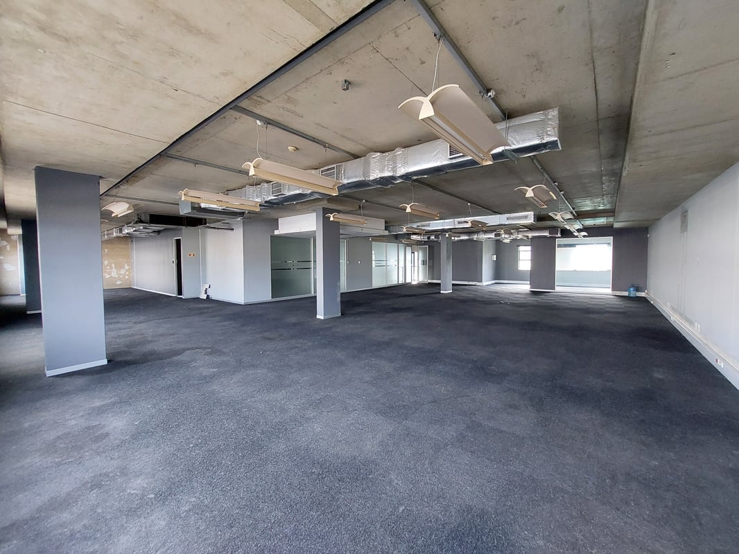 946m² Office For Sale in Riverhorse Valley