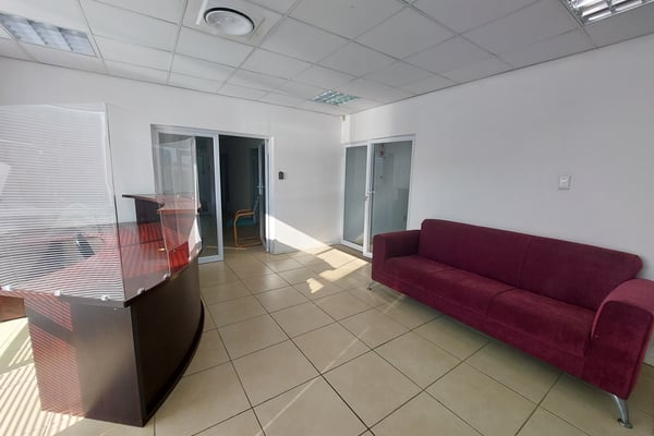 375m² Office To Let in Riverhorse Valley — image 3