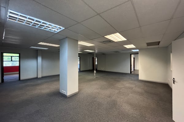 340m² Office To Let in Riverhorse Valley — image 3
