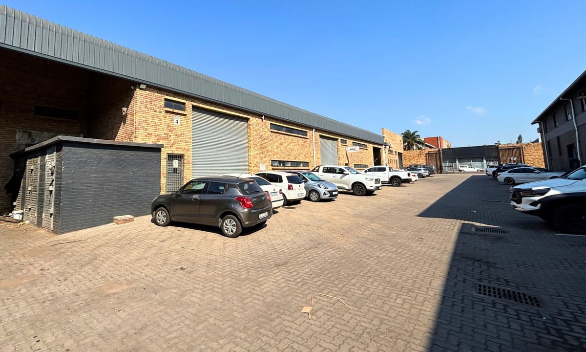 1 050m² Factory/Warehouse To Let – Rossburgh 