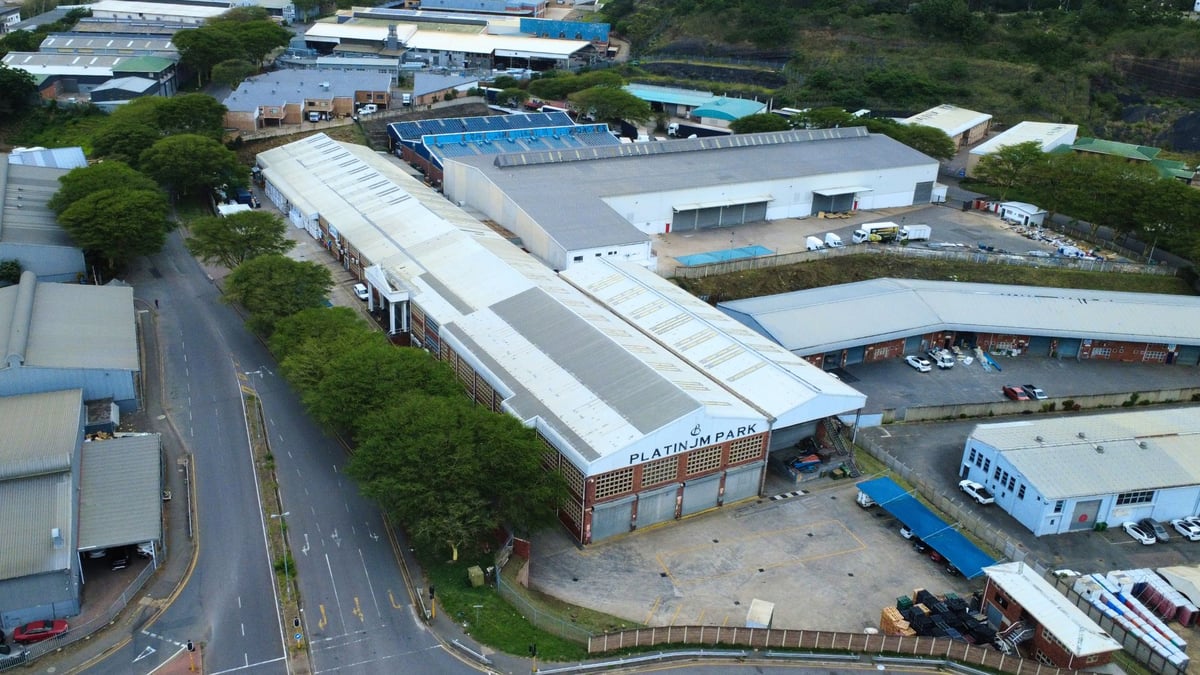 8000m² Factory For Lease in Briardene