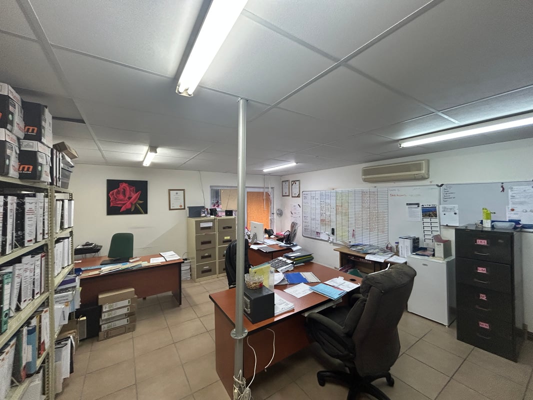 988m² Standalone Office For Sale in Westville