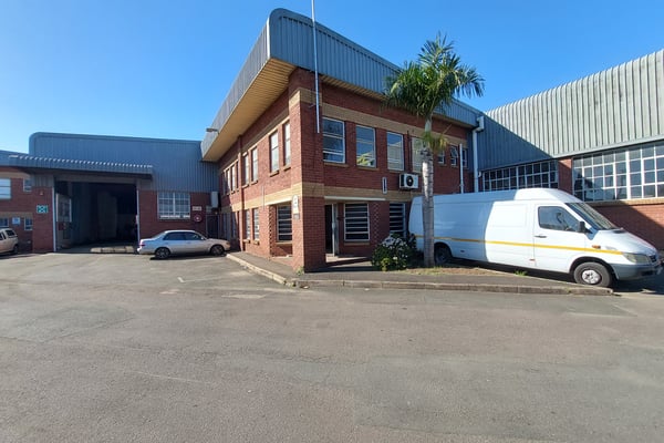 911m² Warehouse For Lease in Springfield — image 2