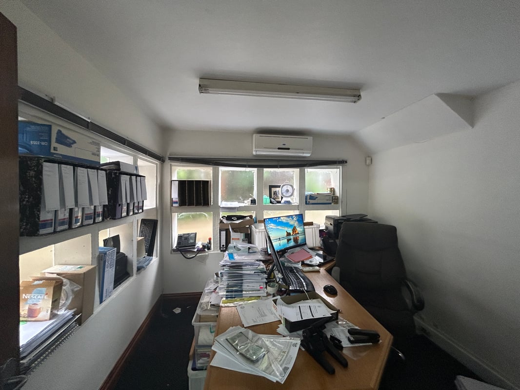 988m² Standalone Office For Sale in Westville