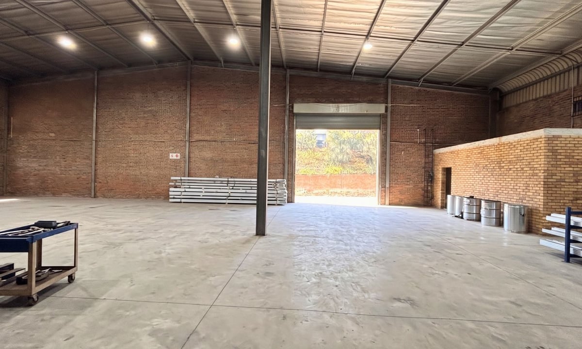 1 050m² Factory/Warehouse To Let – Rossburgh 