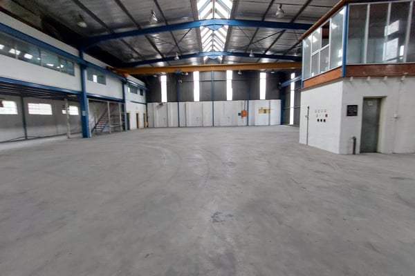 1 000m² Factory To Let in Redhill — image 4