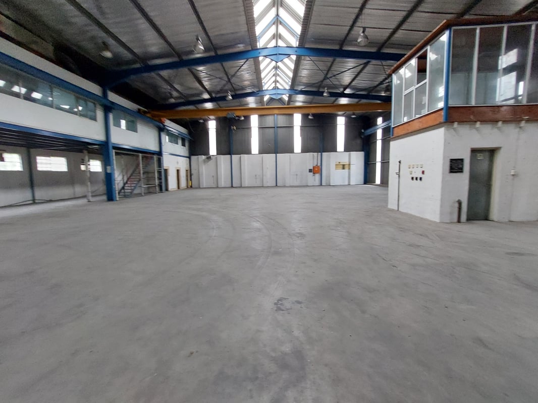 1 000m² Factory To Let in Redhill