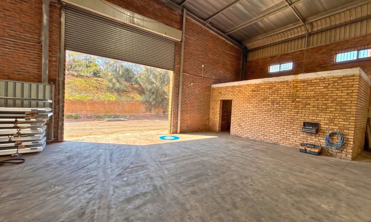 1 050m² Factory/Warehouse To Let – Rossburgh 