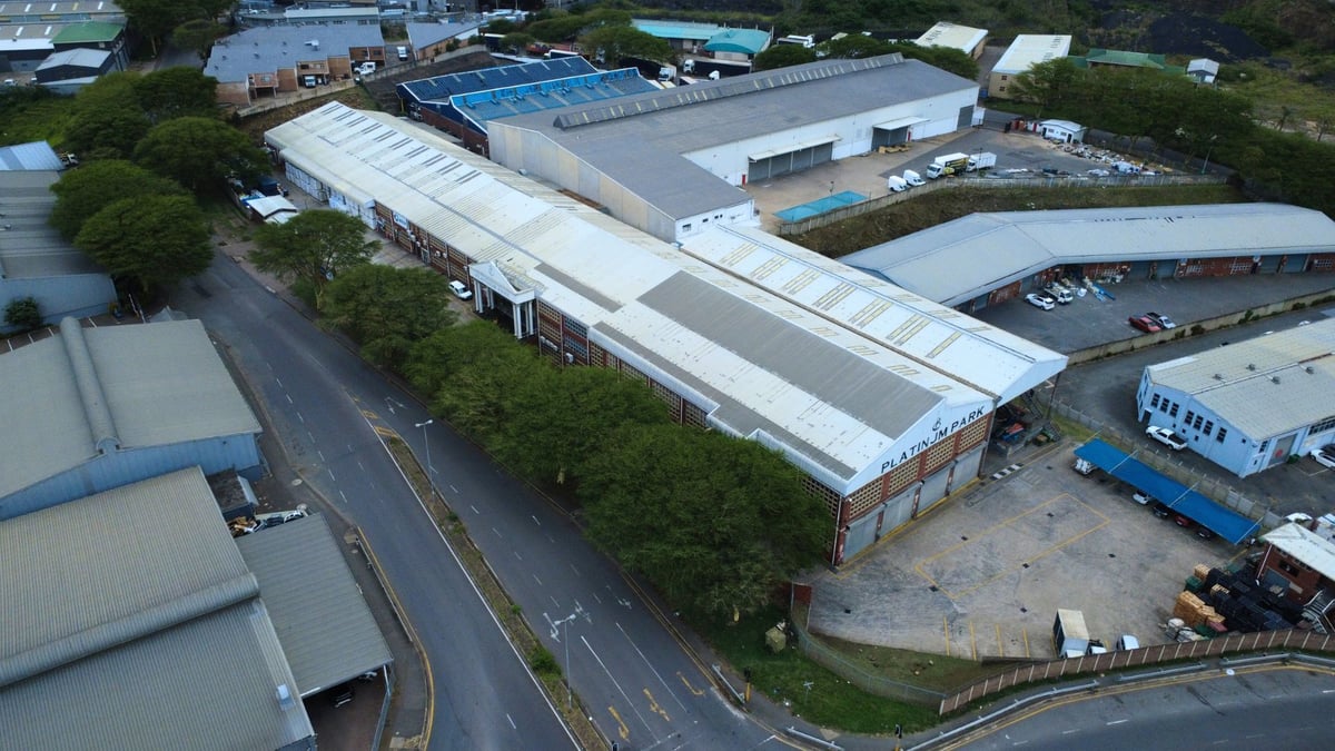 8000m² Factory For Lease in Briardene