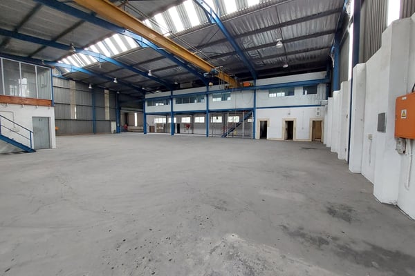1 000m² Factory To Let in Redhill — image 2