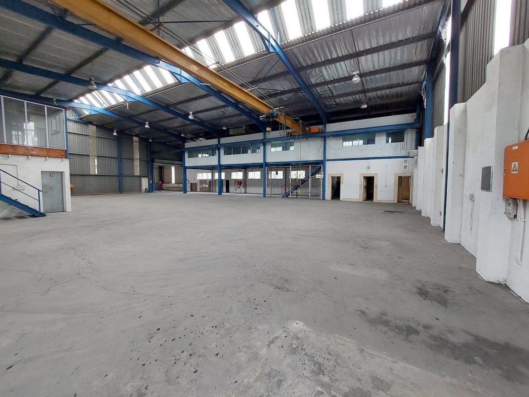 1 000m² Factory To Let in Redhill