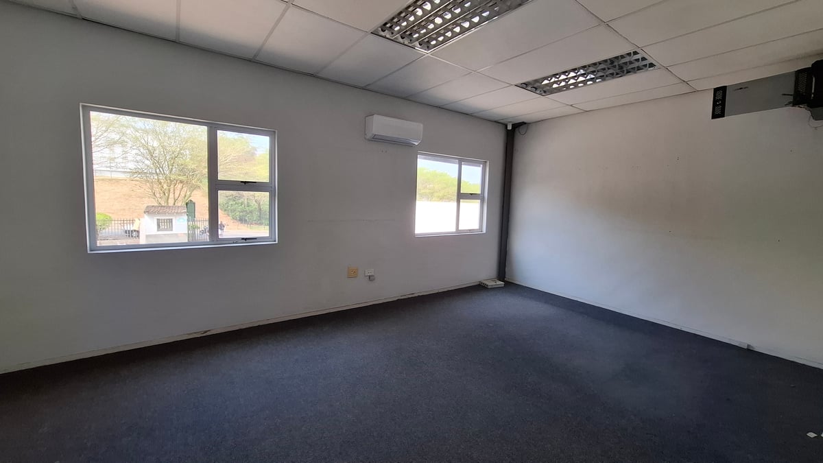 1 069m² Warehouse To Let in Briardene 