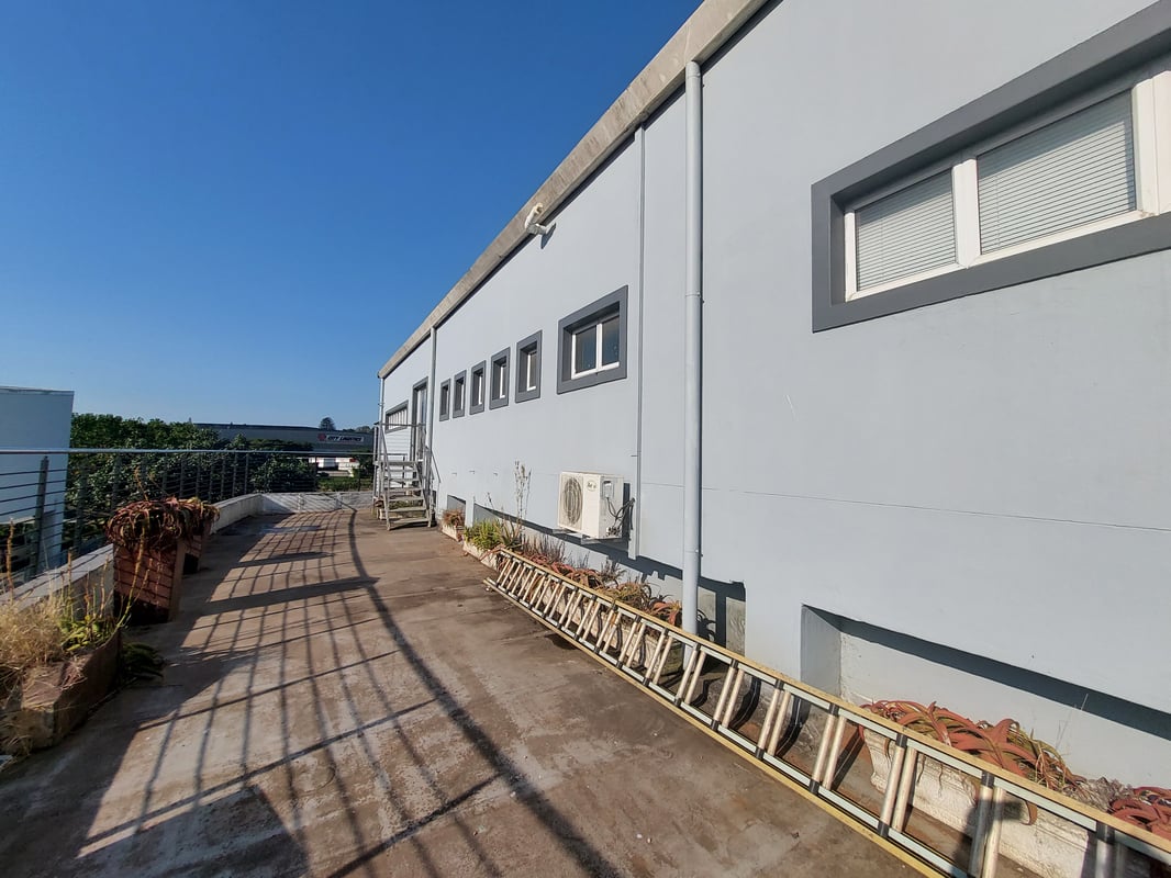 375m² Office To Let in Riverhorse Valley