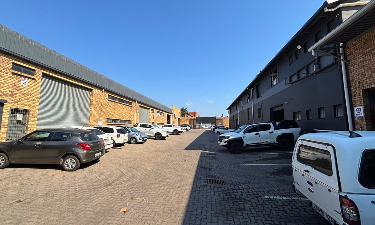 1 050m² Factory/Warehouse To Let – Rossburgh 