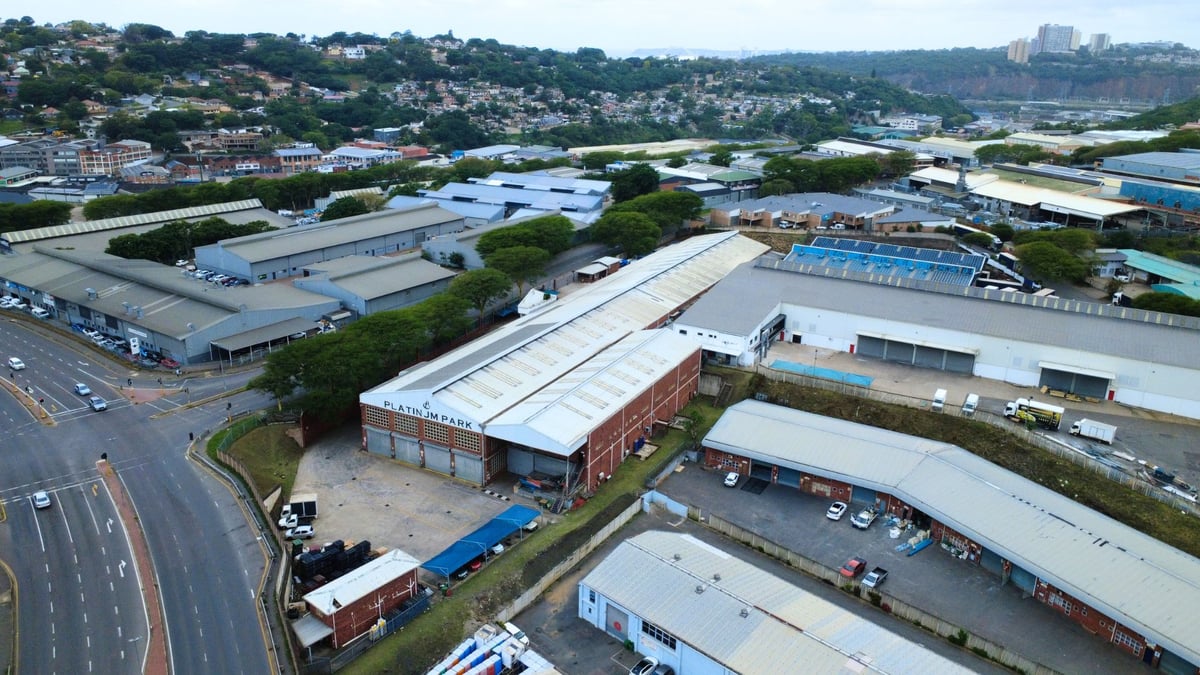 8000m² Factory For Lease in Briardene