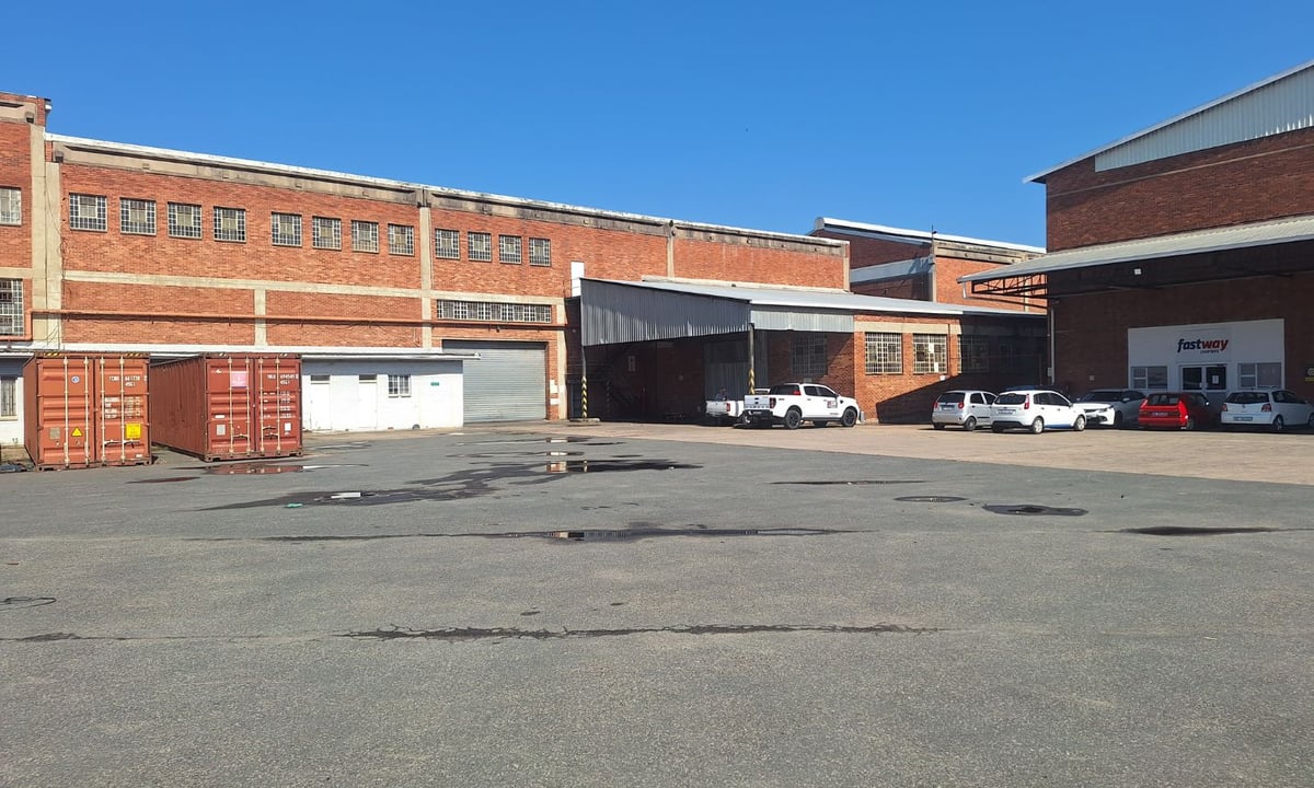 3 432m² Industrial Unit For Sale in New Germany
