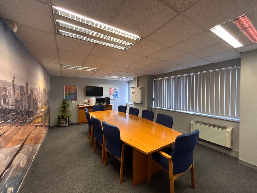 329m² Ground Floor Office To Let – 70 Buckingham Terrace, Westville