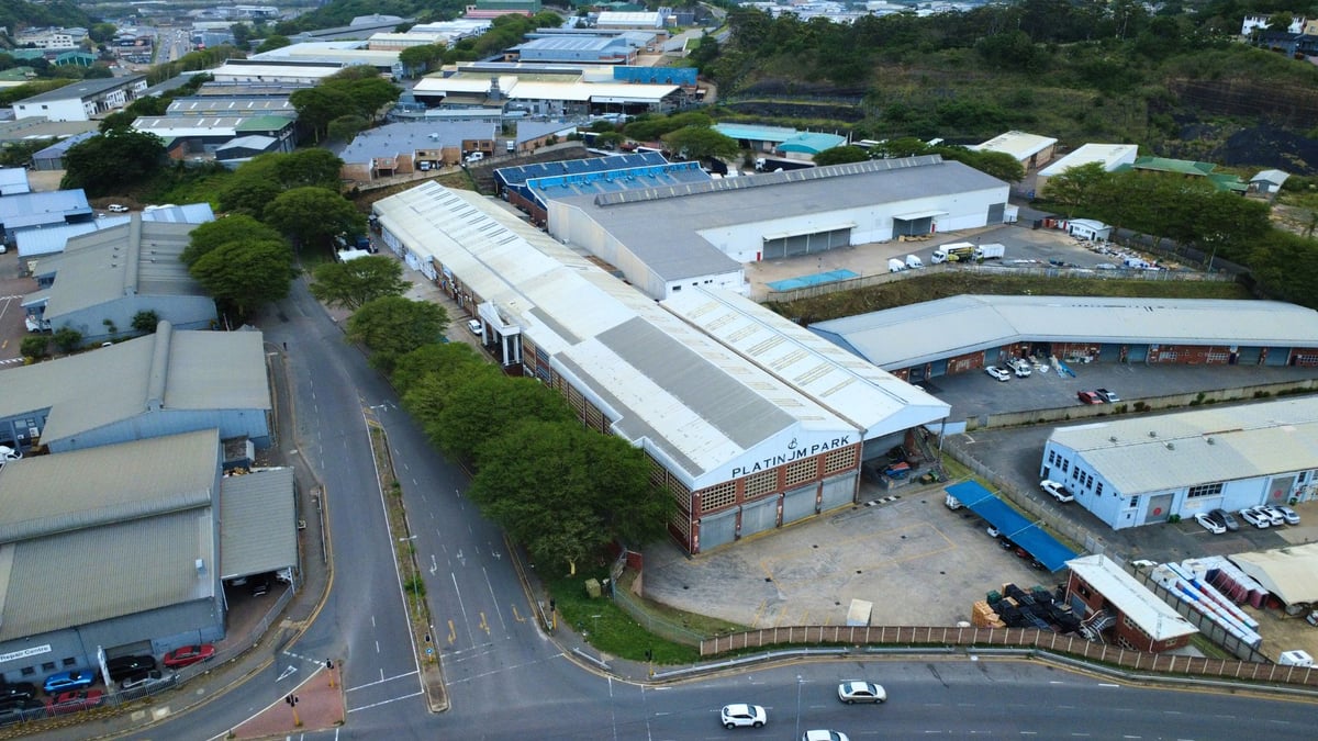 6100m² Warehouse For Lease in Briardene