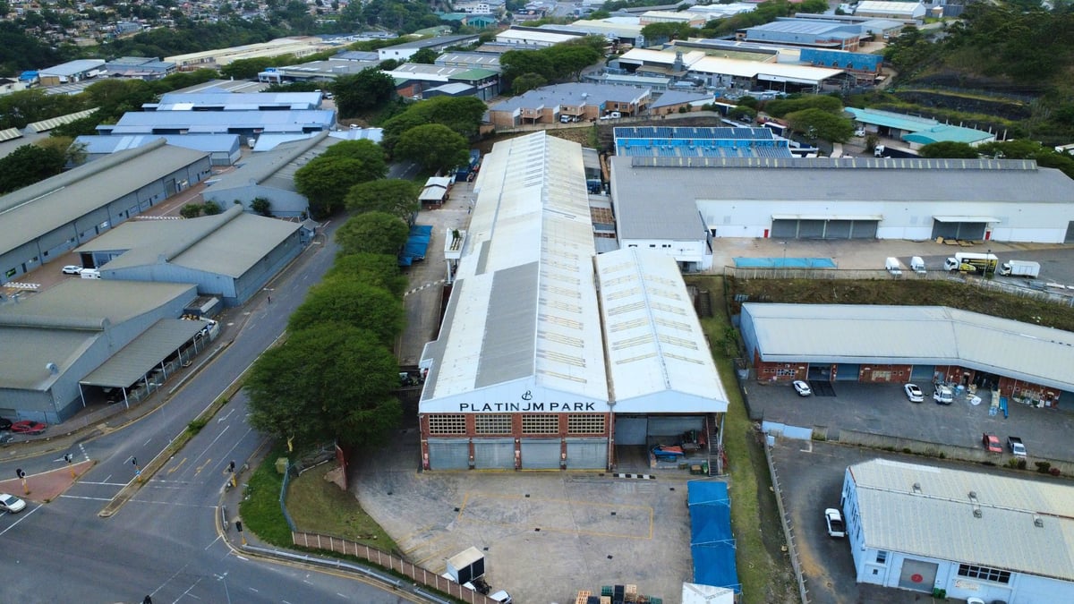 8000m² Factory For Lease in Briardene